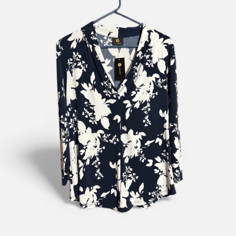 JM collection Floral V-Neck Women's Top - Navy and White size Medium